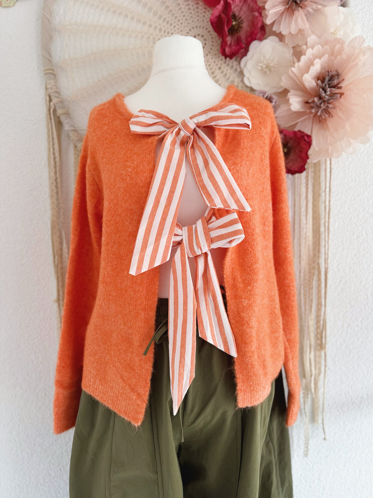 KUSCHELIGE STRICKJACKE MIT SCHLEIFEN IN ORANGE - ONE SIZE -