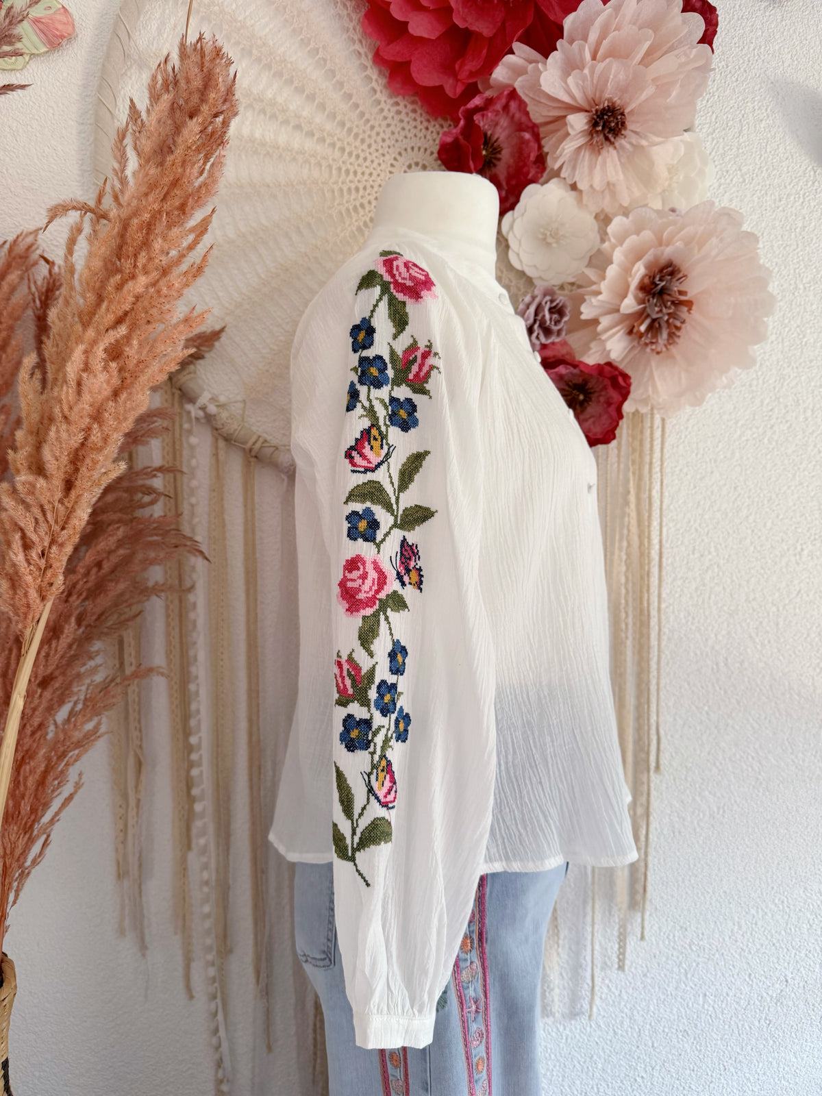 WEIßE BOHO-BLUSE MIT BUNTEN STICKEREI-RANKEN - VERSCH. GRÖßEN -