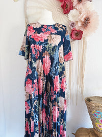 PLISSEEKLEID MIT ÄRMELCHEN UND BLÜTENPRINT IN DUNKELBLAU - ONE SIZE -
