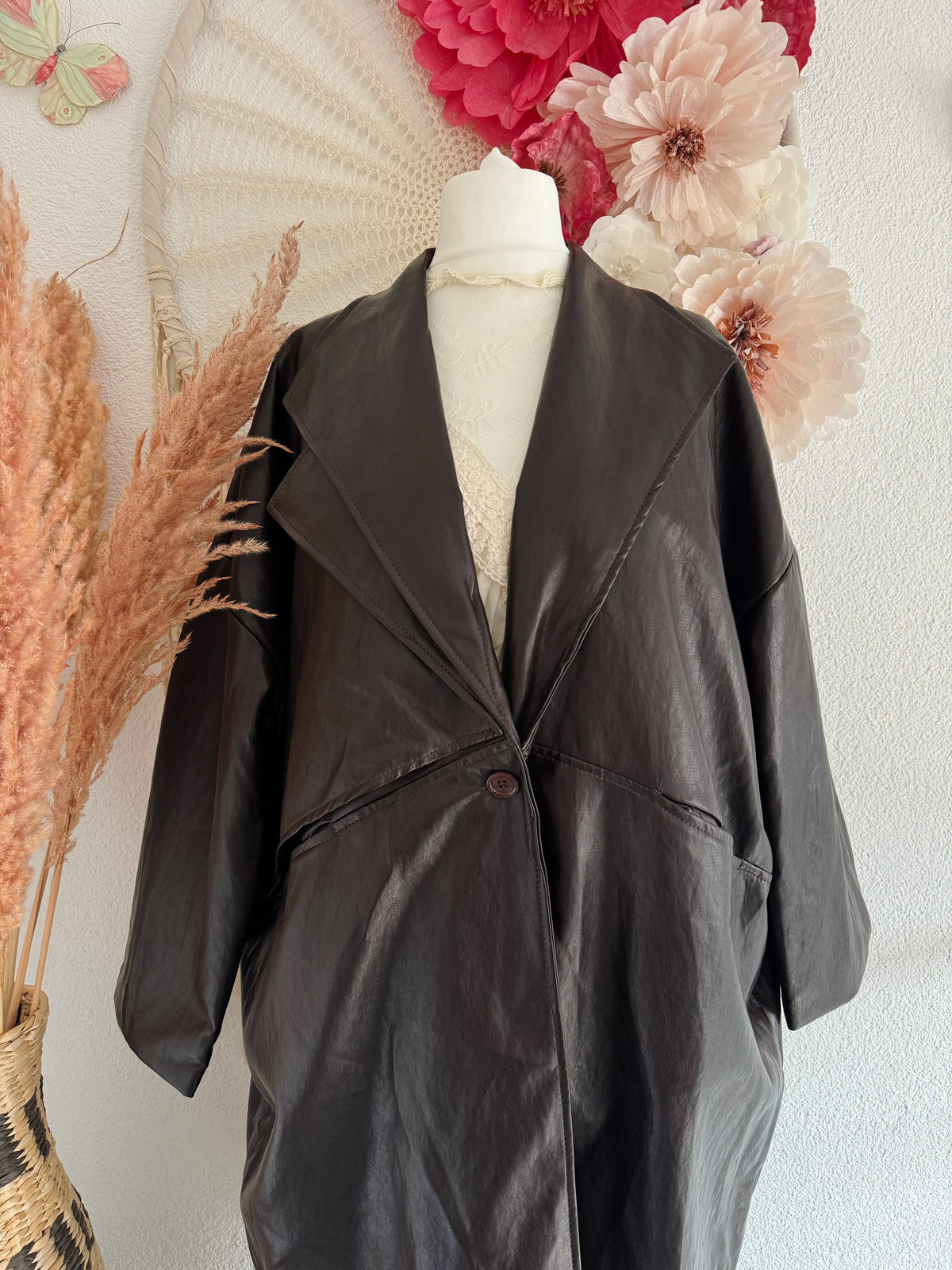 OVERSIZED-KUNSTLEDERMANTEL IN DUNKELBRAUN - ONE SIZE -