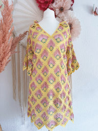 CROCHETOBERTEIL MIT BLÜTENMUSTER IN GELB UND ROSA - ONE SIZE -