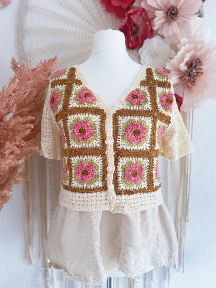 CROCHETJÄCKCHEN MIT BLUMEN IN ROSA - ONE SIZE -