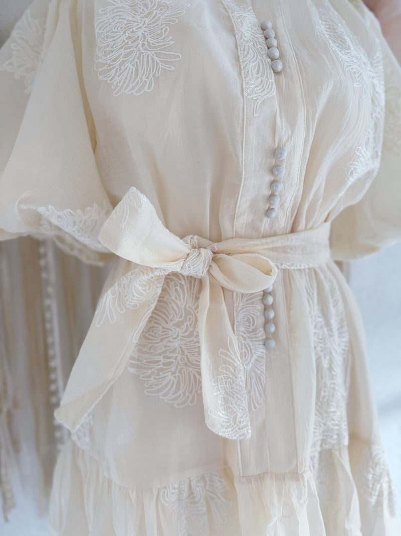 ROMANTISCHES KLEIDCHEN MIT STICKEREIEN - VERSCH. GRÖßEN -