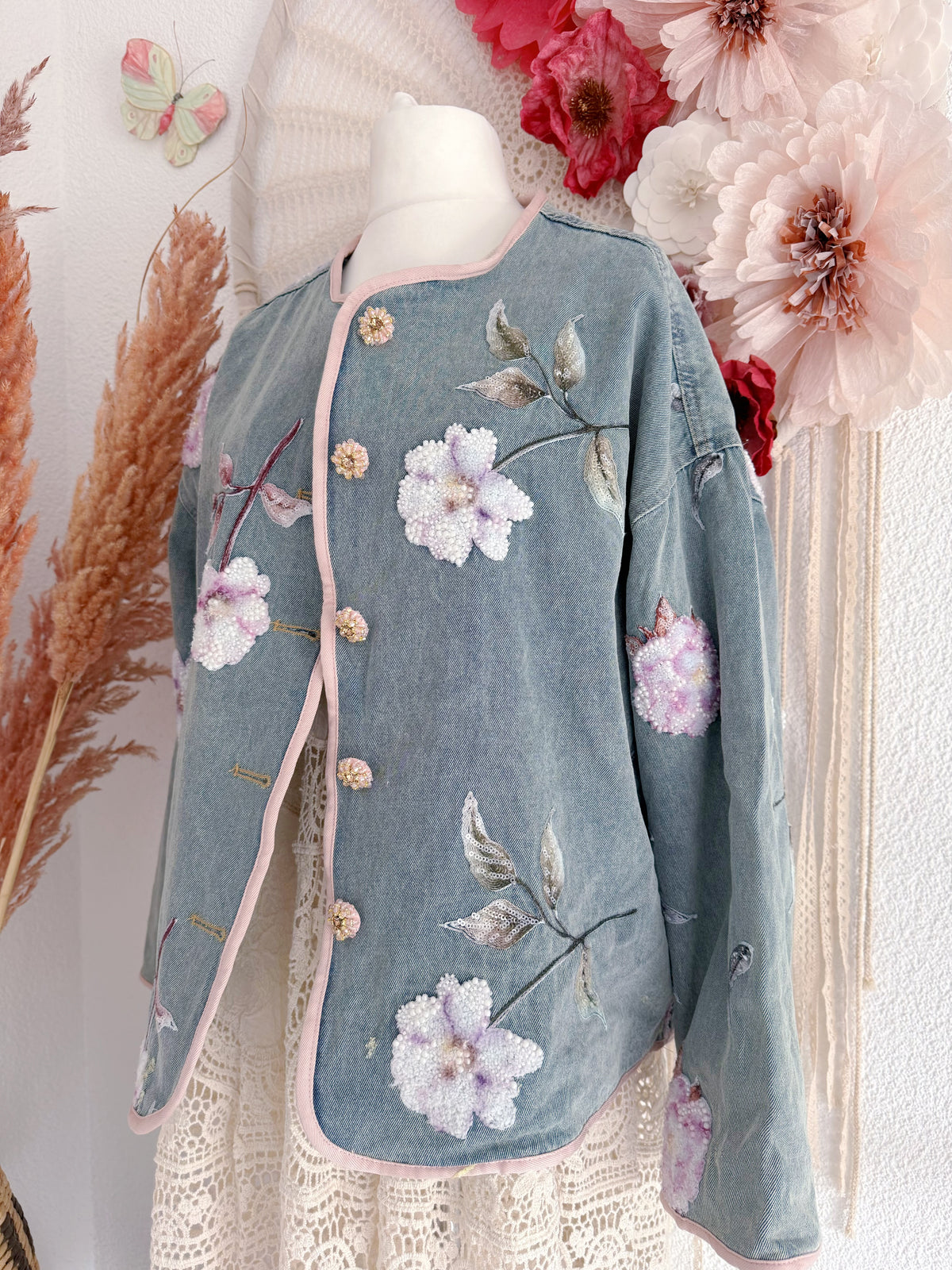 JEANSJACKE MIT WUNDERSCHÖNEN STICKEREIEN UND PERLEN - ONE SIZE -