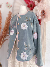 JEANSJACKE MIT WUNDERSCHÖNEN STICKEREIEN UND PERLEN - ONE SIZE -