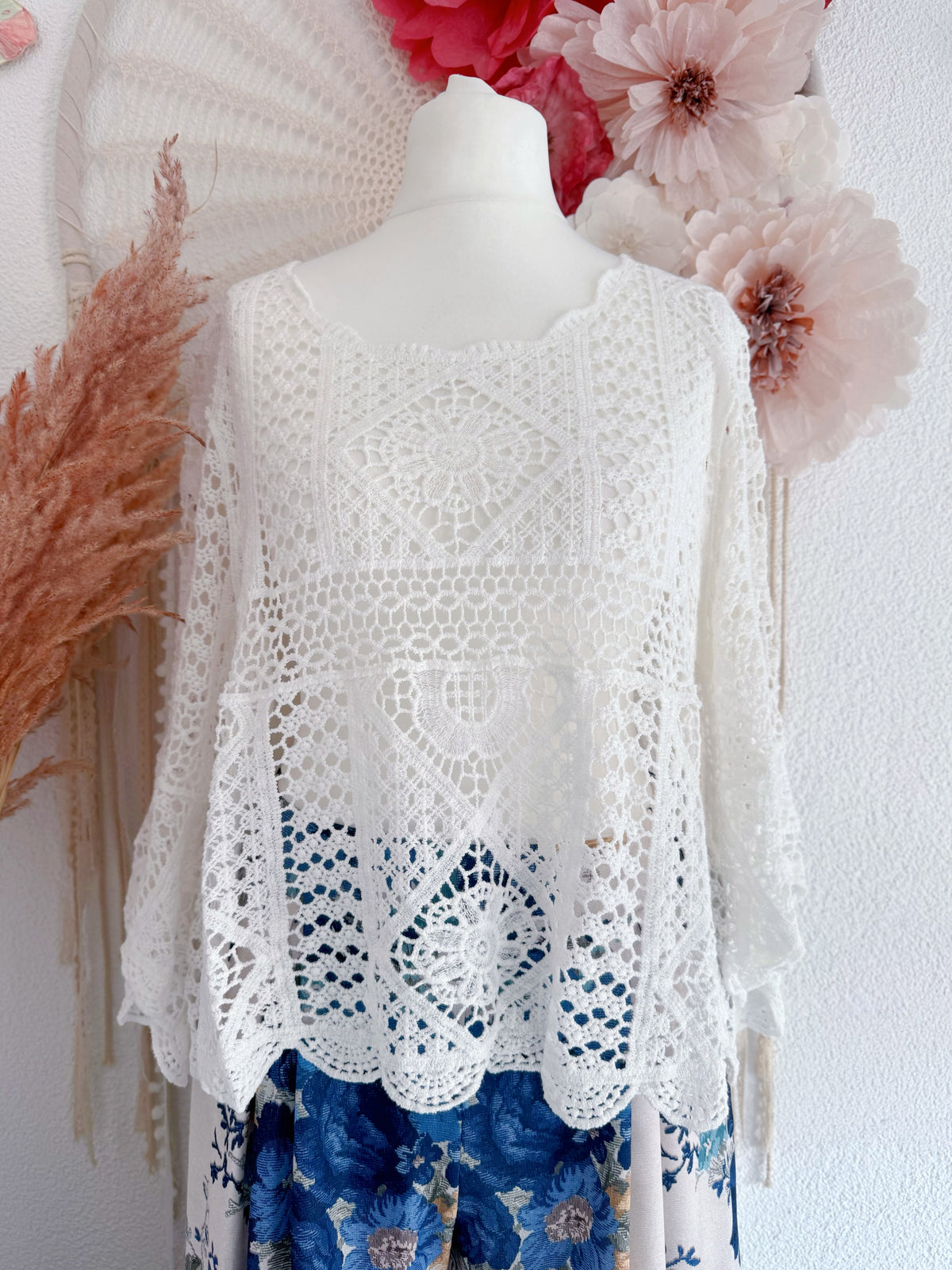 CROCHETOBERTEIL MIT BLÜTENMUSTER UND AUSGESTELLTEN ÄRMELN IN WEIß - ONE SIZE -