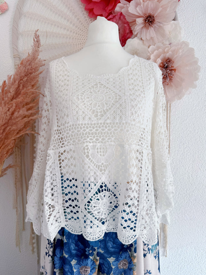 CROCHETOBERTEIL MIT BLÜTENMUSTER UND AUSGESTELLTEN ÄRMELN IN WEIß - ONE SIZE -