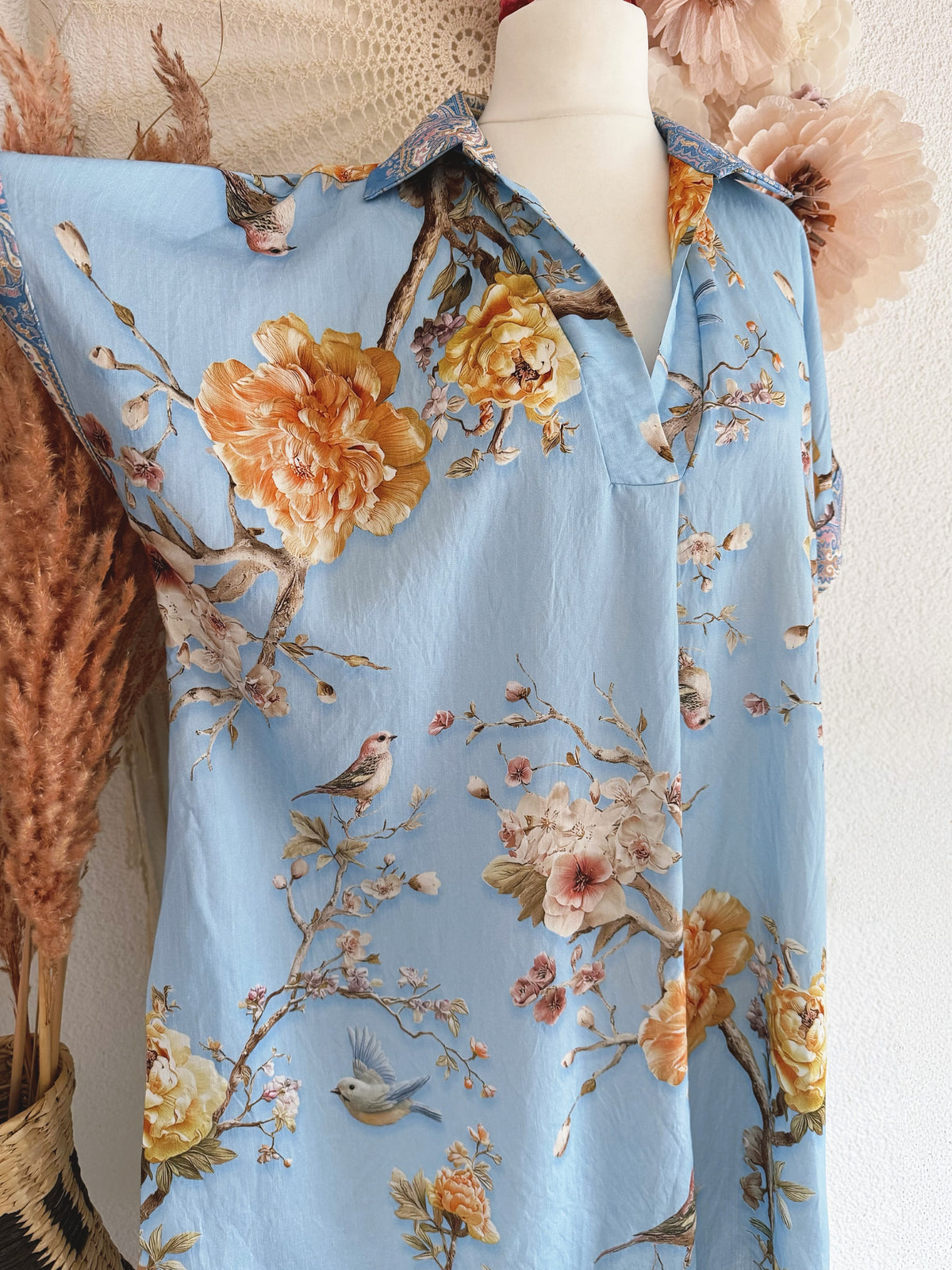 OVERSIZE KLEID MIT VOGELPRINT & PFINGSTROSEN IN BLAU - ONE SIZE -