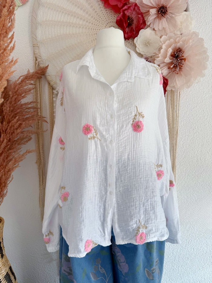 ROMANTISCHE OVERSIZE HEMDBLUSE MIT STICKEREIEN IN WEIß - ONE SIZE -