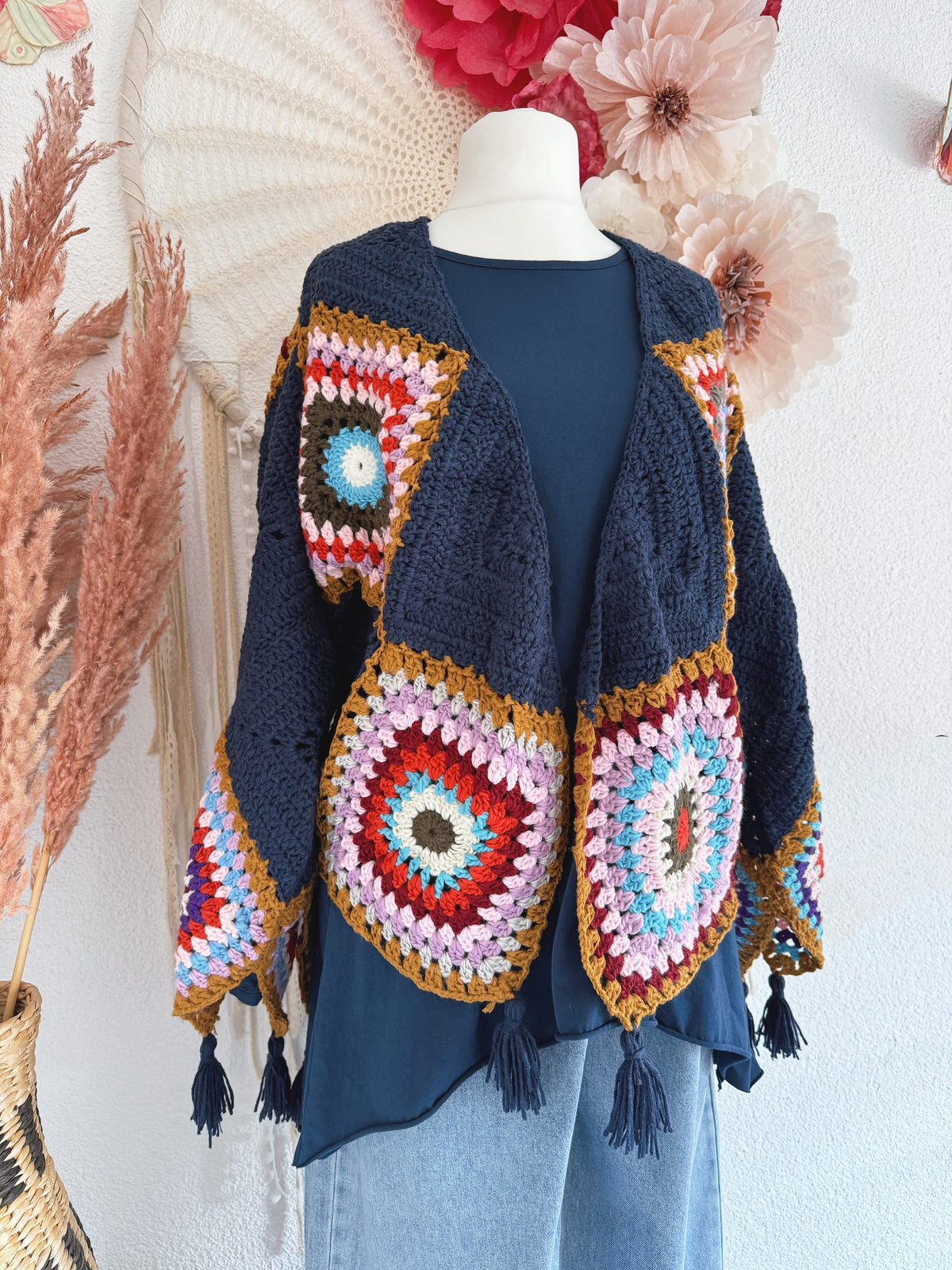 BOHO-HÄKELJACKE GRANNY-SQUARE MIT QUASTEN IN DUNKELBLAU - ONE SIZE -