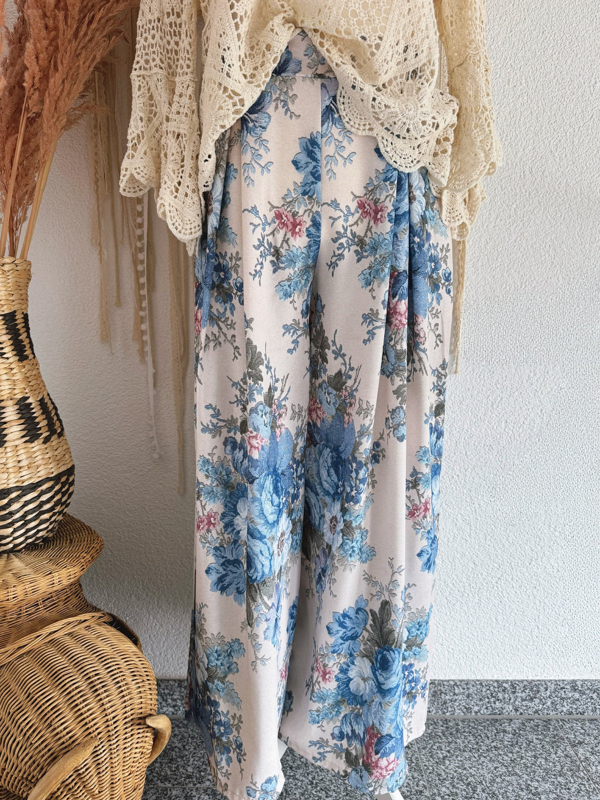 TRAUMHAFTE WIDE-LEG-HOSE MIT ROMANTISCHEM GOBELINPRINT IN HELLBLAU - ONE SIZE -