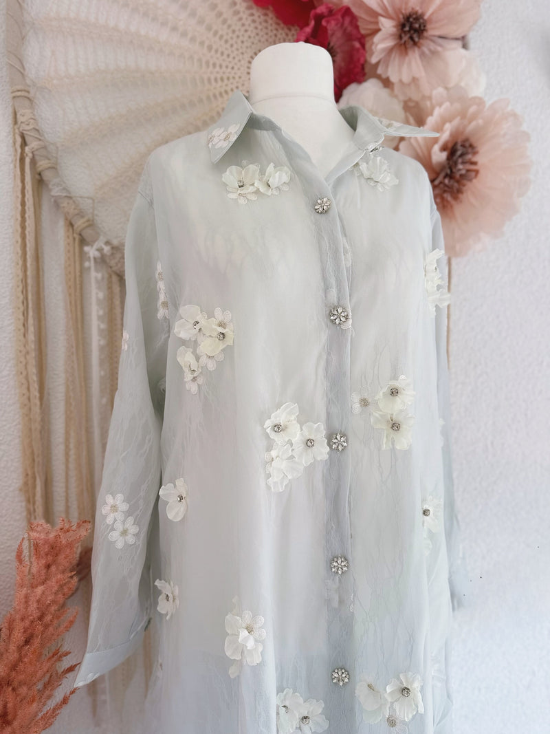 OVERSIZED LONGBLUSE MIT 3D-BLÜTEN IN ZARTEM HELLBLAU - ONE SIZE -