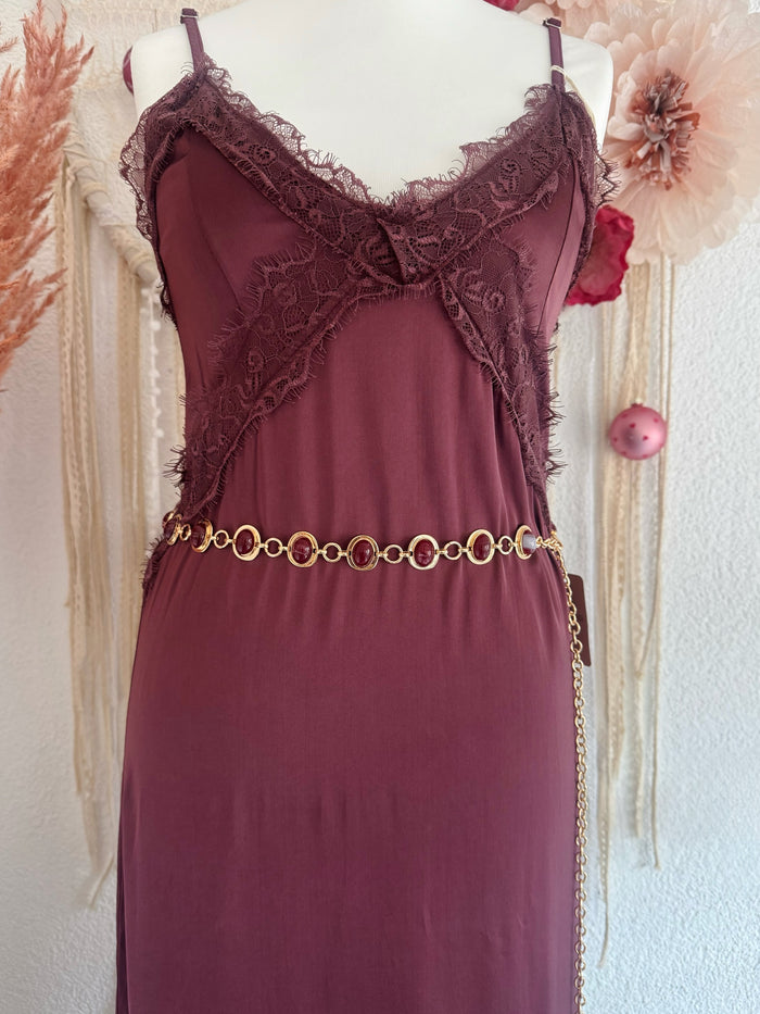 ELEGANTER KETTENGÜRTEL MIT WEINROTEN STEINEN