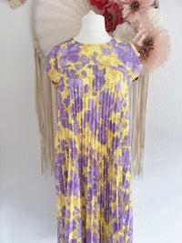 PLISSEEKLEID MIT BLÜTENPRINT IN LILA - ONE SIZE -