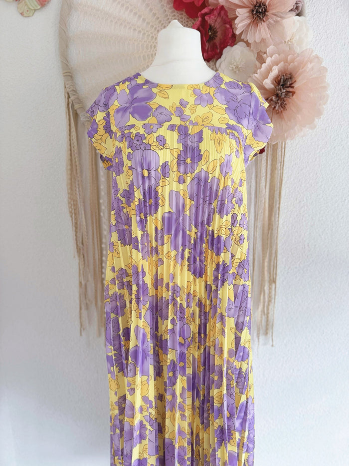 PLISSEEKLEID MIT BLÜTENPRINT IN LILA - ONE SIZE -