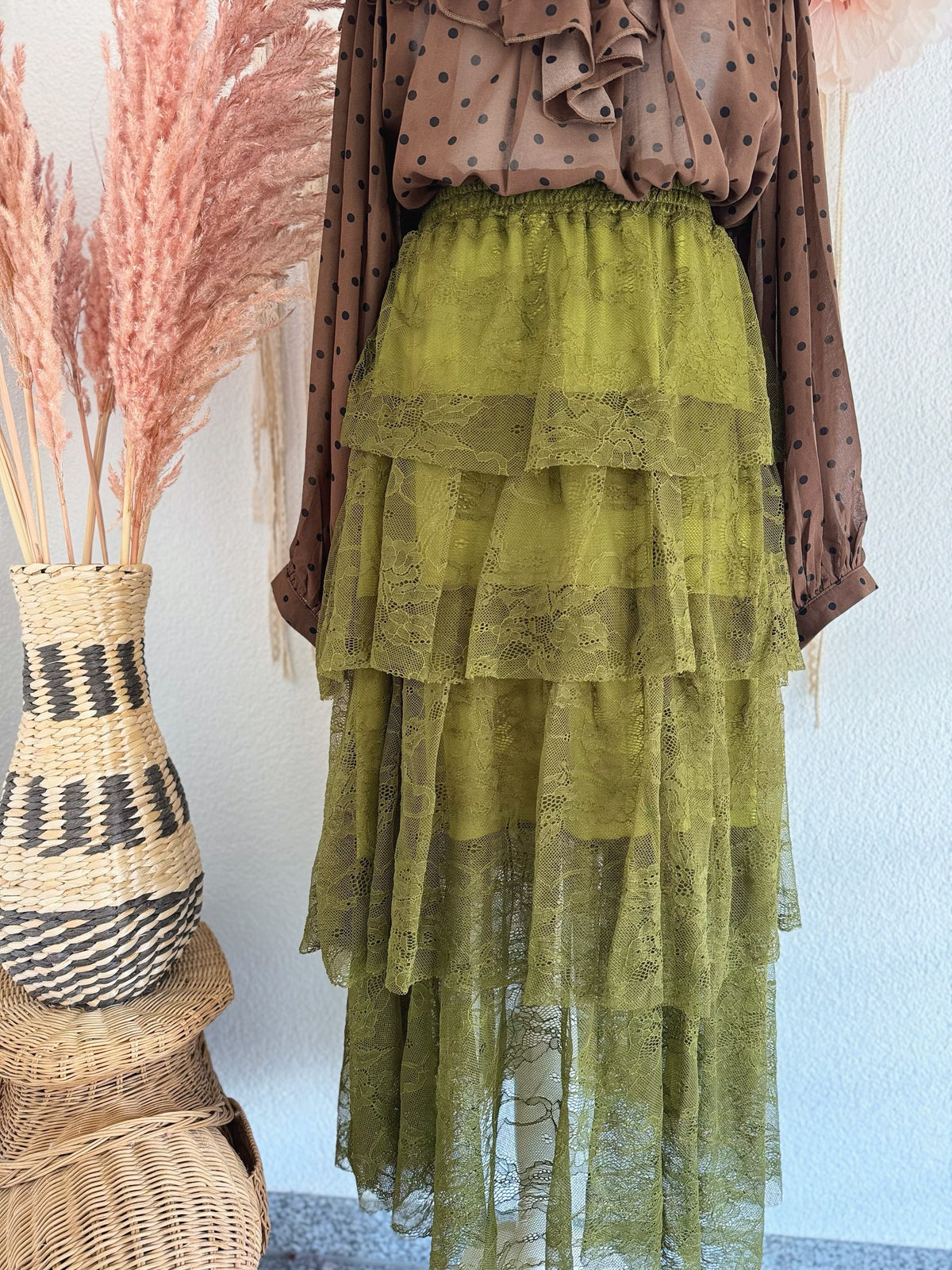 MIDIROCK AUS SPITZE MIT STUFEN IN OLIVE - ONE SIZE -