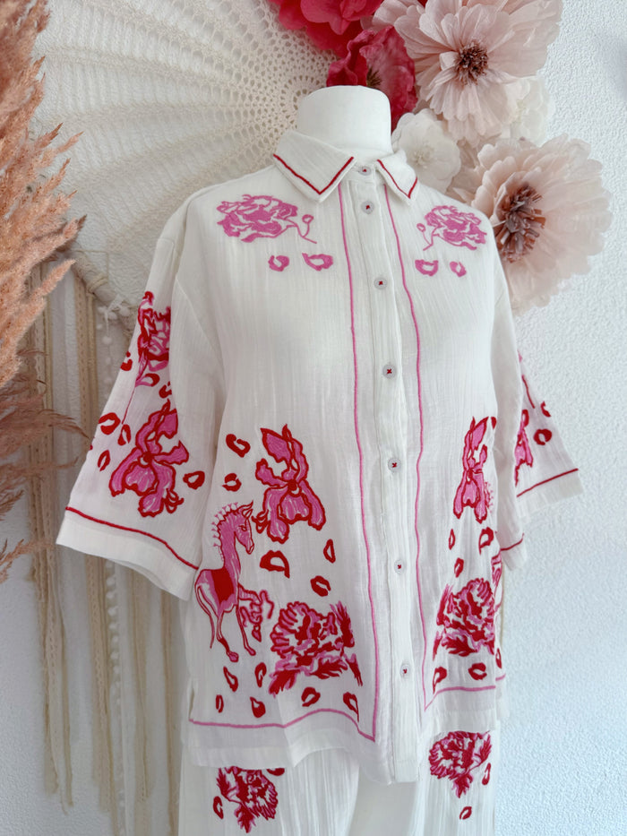 ZAUBERHAFTE BLUSE MIT STICKEREIEN IN ROT & PINK - ONE SIZE -