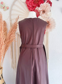 ÄRMELLOSES KUNSTLEDERKLEID MIT TAILLENBAND IN WEINROT - ONE SIZE -