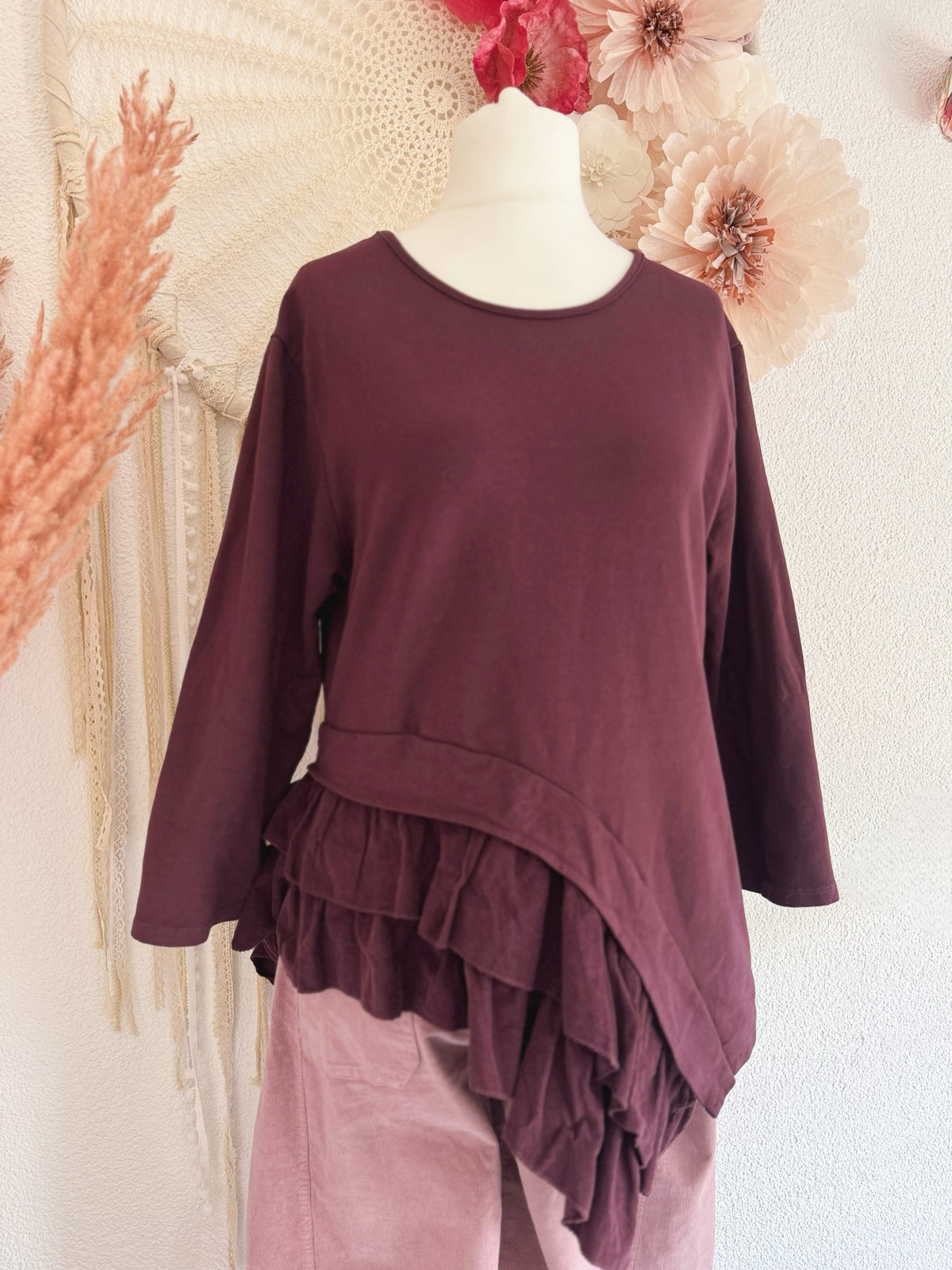 ASYMMETRISCHES LONGSLEEVE MIT VERSPIELTEM VOLANT-DETAIL IN AUBERGINE - ONE SIZE