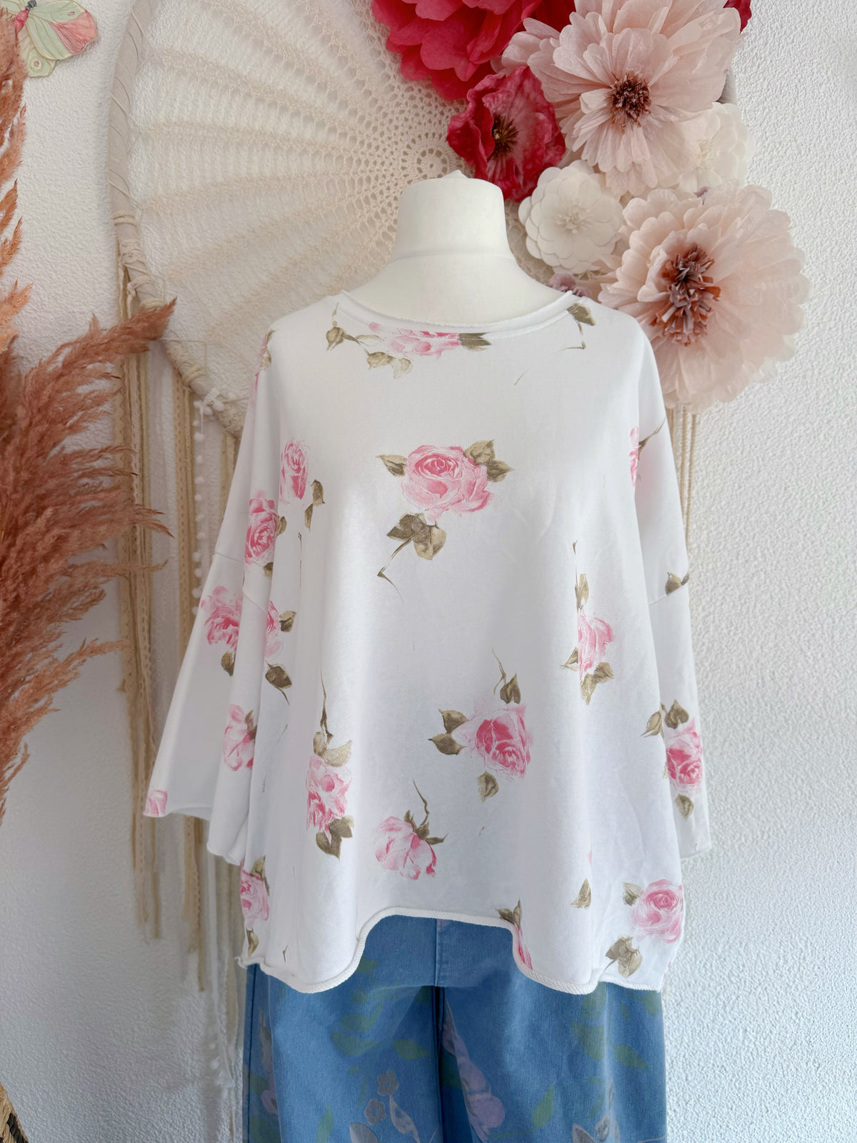 OVERSIZE SHIRT MIT ROSENPRINT IN WEIß - ONE SIZE -