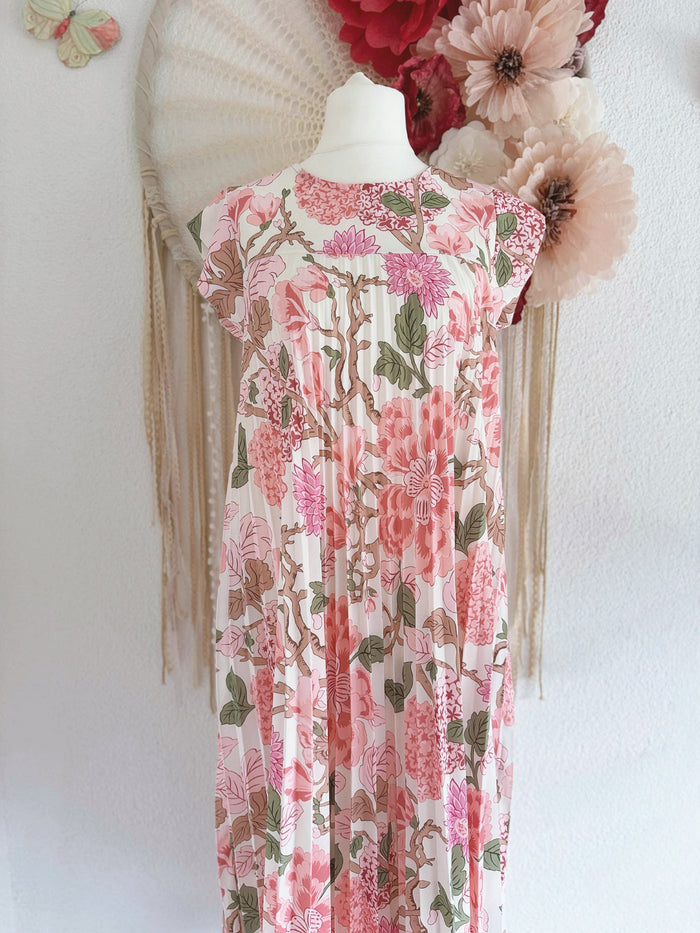 PLISSEEKLEID MIT BLÜTENPRINT IN ROSA - ONE SIZE -