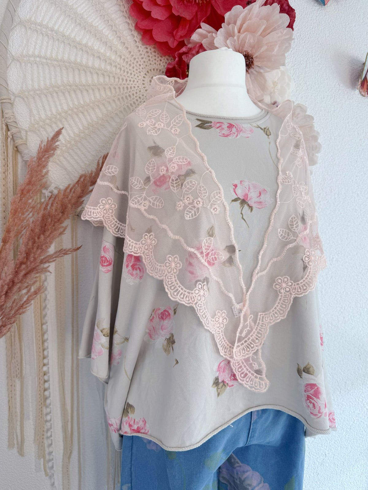 SPITZEN-HALSTUCH MIT STICKEREIEN IN ROSA