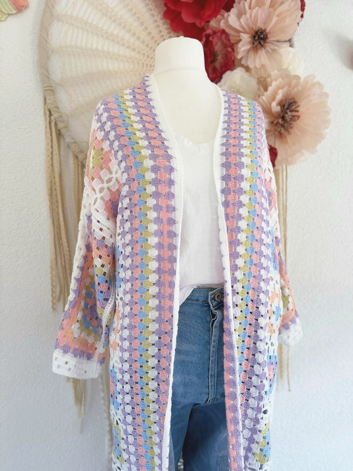 CROCHETCARDIGAN IN MIDILÄNGE IN PASTELLFARBEN - ONE SIZE -