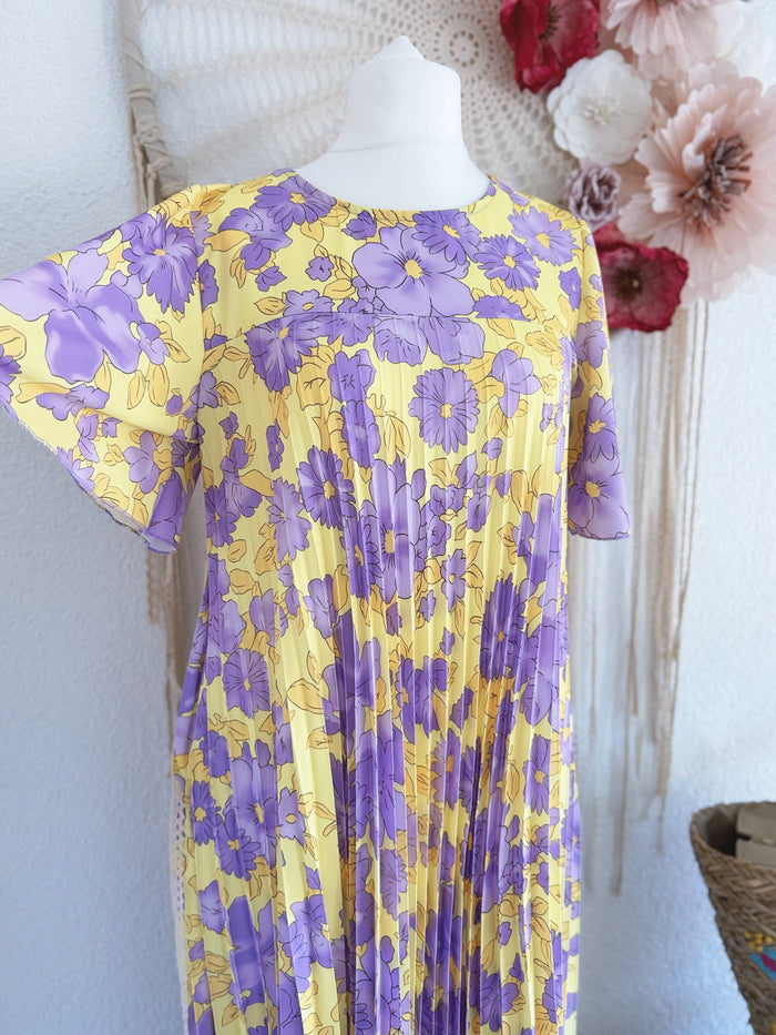 PLISSEEKLEID MIT ÄRMELCHEN UND BLÜTENPRINT IN LILA - ONE SIZE -