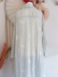 OVERSIZED LONGBLUSE MIT 3D-BLÜTEN IN ZARTEM HELLBLAU - ONE SIZE -