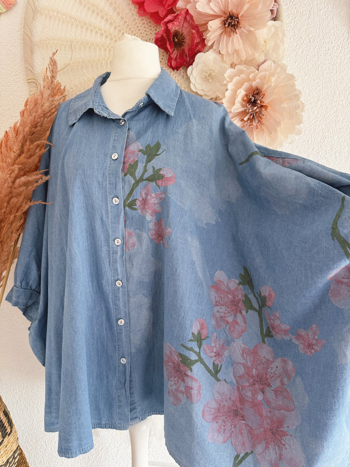 OVERSIZED JEANSHEMD MIT BLUMEN - ONE SIZE -