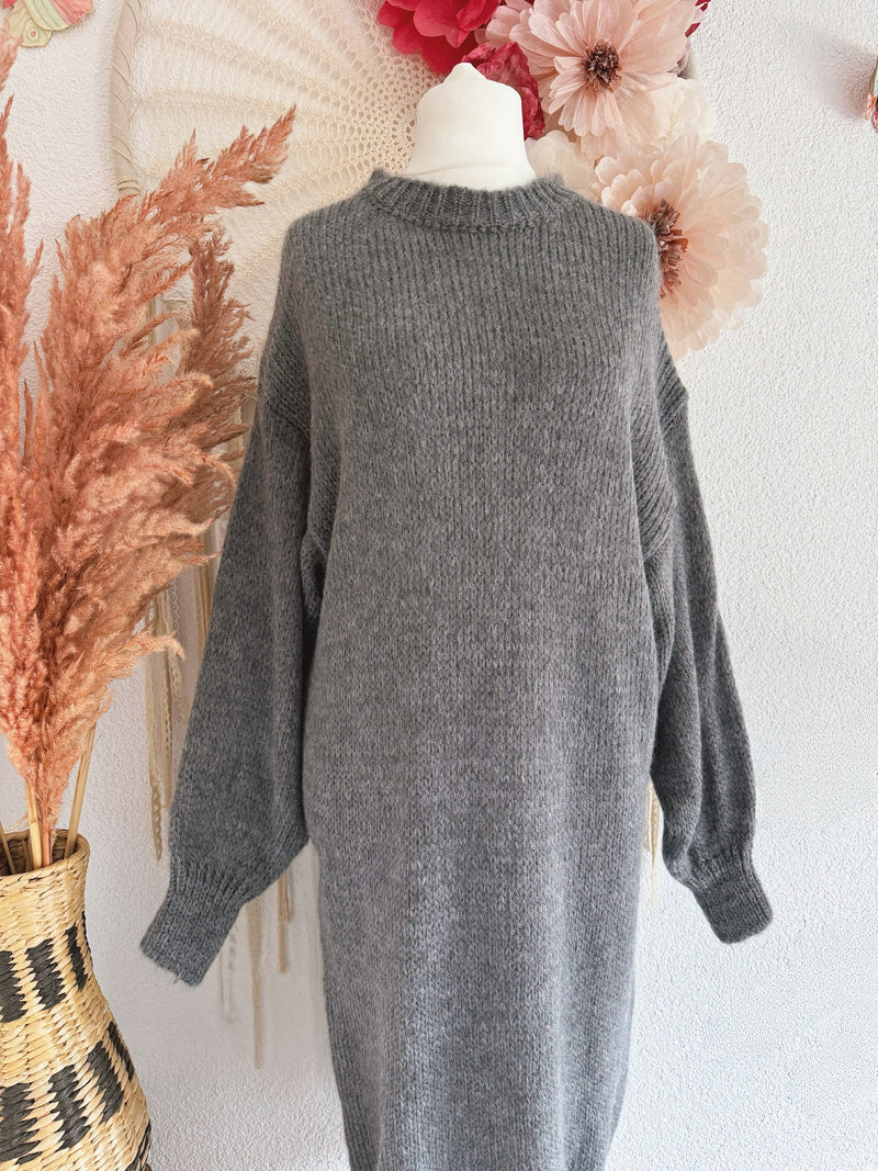 KUSCHELIGES STRICKKLEID MIT SPITZENSAUM IN GRAU - ONE SIZE -