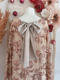 BEZAUBERNDES PAILLETTENKLEID MIT SCHLEIFE IN NUDE - ONE SIZE -