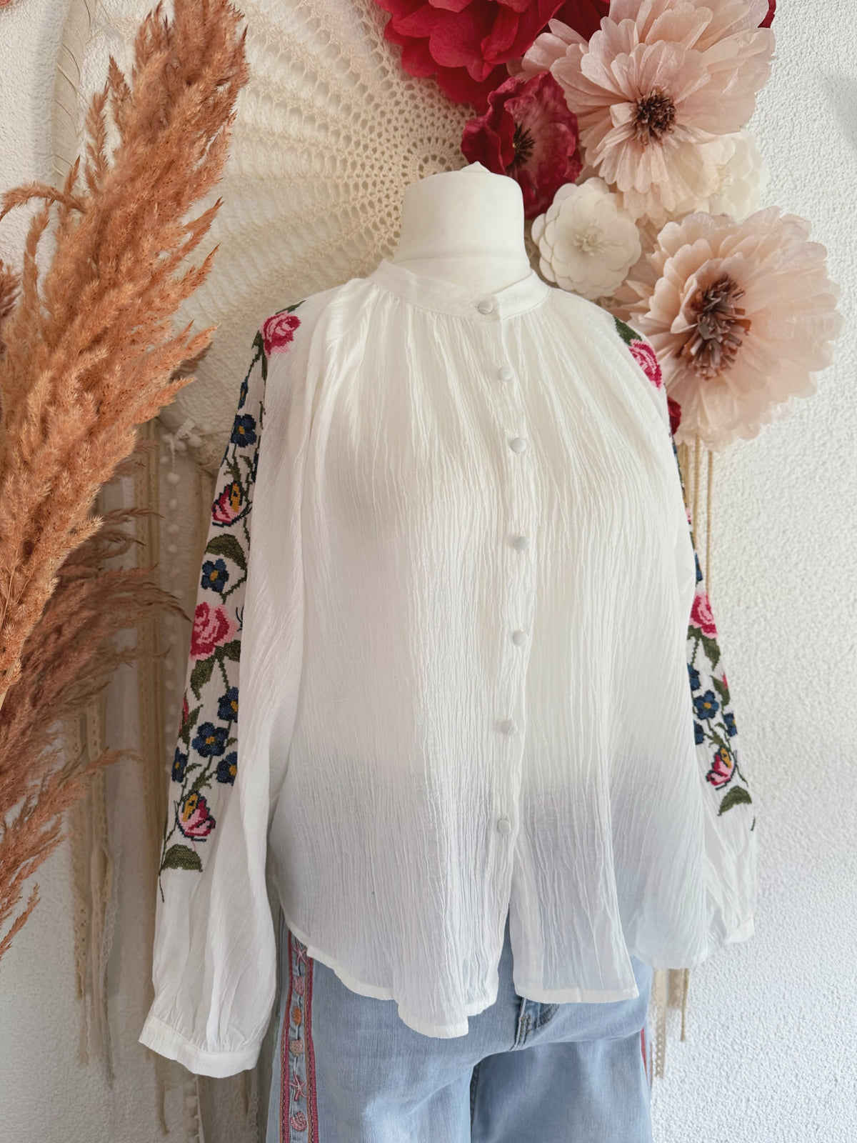 WEIßE BOHO-BLUSE MIT BUNTEN STICKEREI-RANKEN - VERSCH. GRÖßEN -