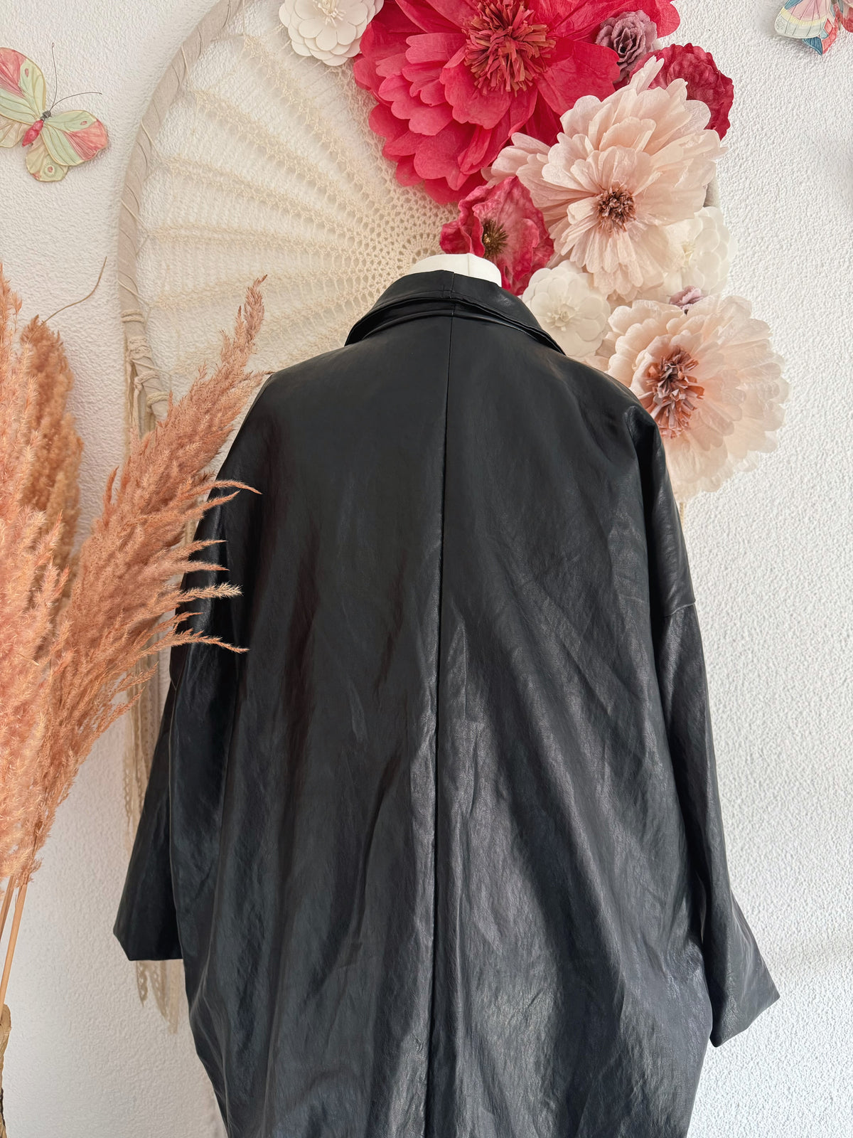 OVERSIZED-KUNSTLEDERMANTEL IN SCHWARZ - ONE SIZE -