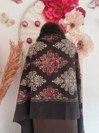 BESTICKTE STOLA MIT KUNSTFELL IN BRAUN