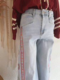 WIDE-LEG JEANS MIT STICKEREIEN - VERSCH. GRÖßEN -