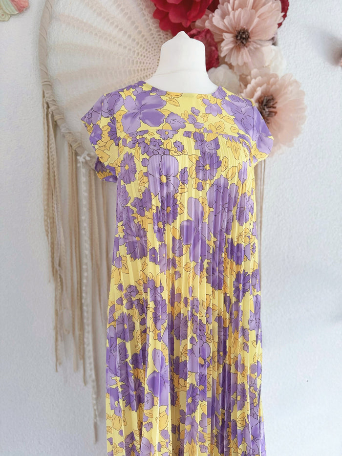 PLISSEEKLEID MIT BLÜTENPRINT IN LILA - ONE SIZE -