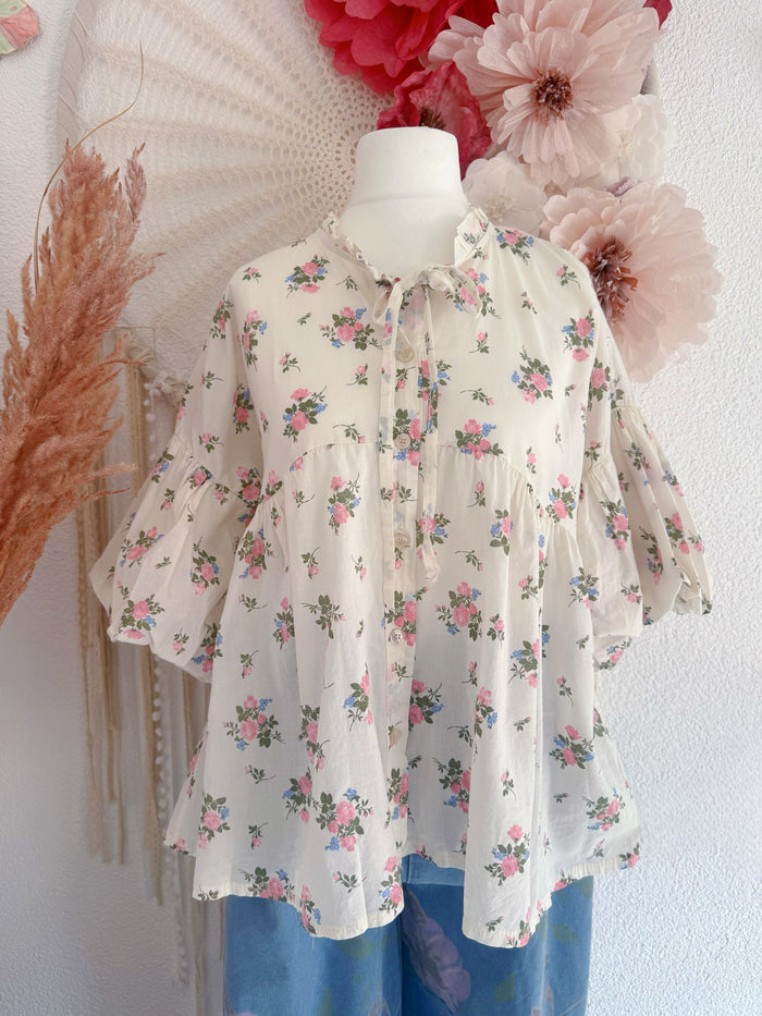 VERSPIELTE OVERSIZED BLUSE MIT FLORALEM PRINT IN CREME - ONE SIZE -