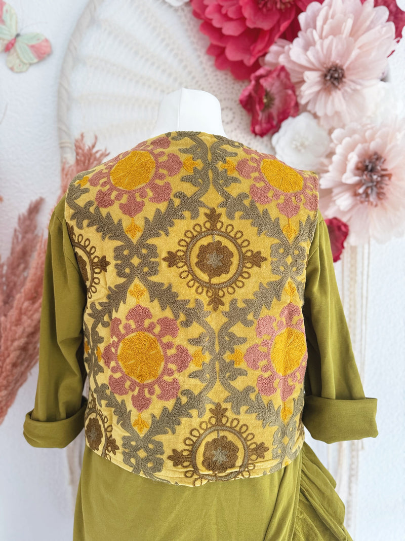 KURZE BOHOWESTE MIT STICKEREIEN IN SENFGELB - ONE SIZE -