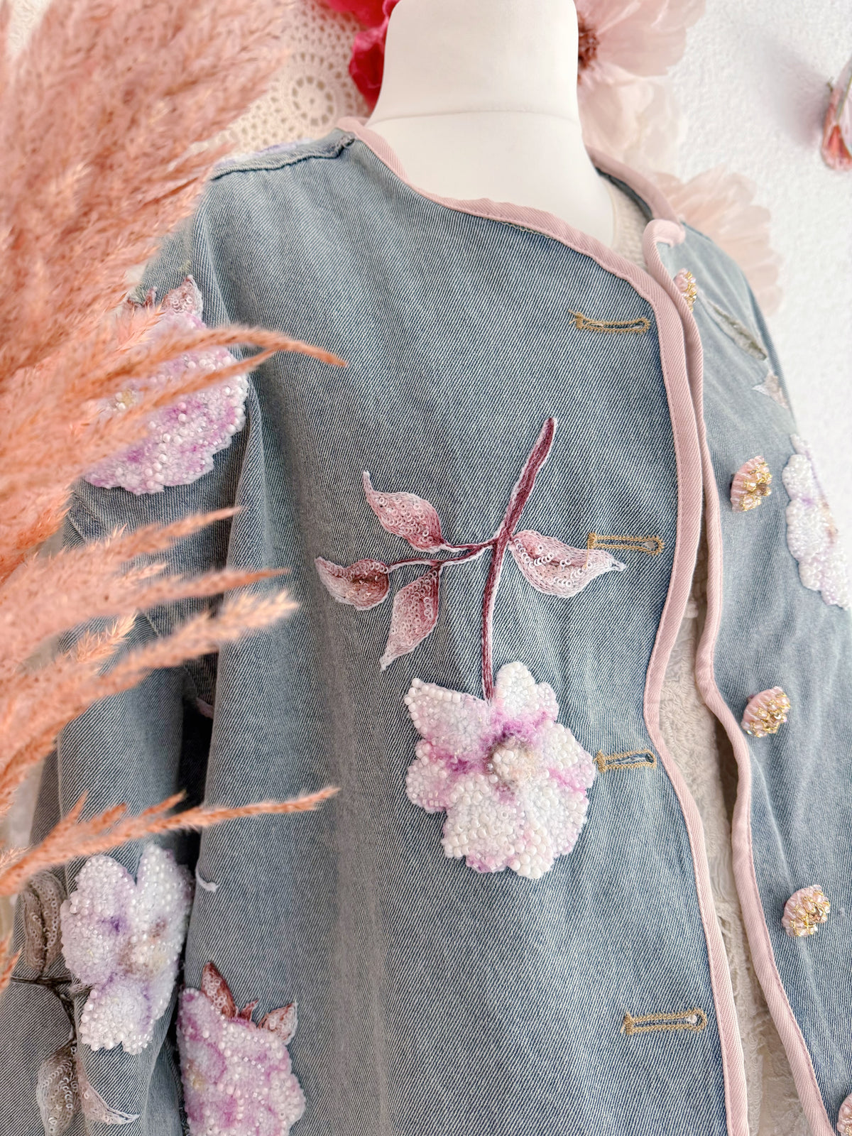 JEANSJACKE MIT WUNDERSCHÖNEN STICKEREIEN UND PERLEN - ONE SIZE -
