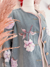 JEANSJACKE MIT WUNDERSCHÖNEN STICKEREIEN UND PERLEN - ONE SIZE -
