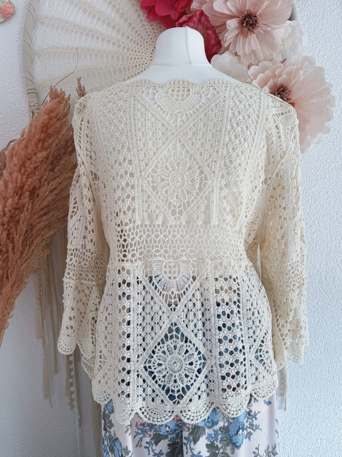 CROCHETOBERTEIL MIT BLÜTENMUSTER UND AUSGESTELLTEN ÄRMELN IN BEIGE - ONE SIZE -