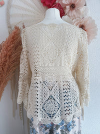 CROCHETOBERTEIL MIT BLÜTENMUSTER UND AUSGESTELLTEN ÄRMELN IN BEIGE - ONE SIZE -