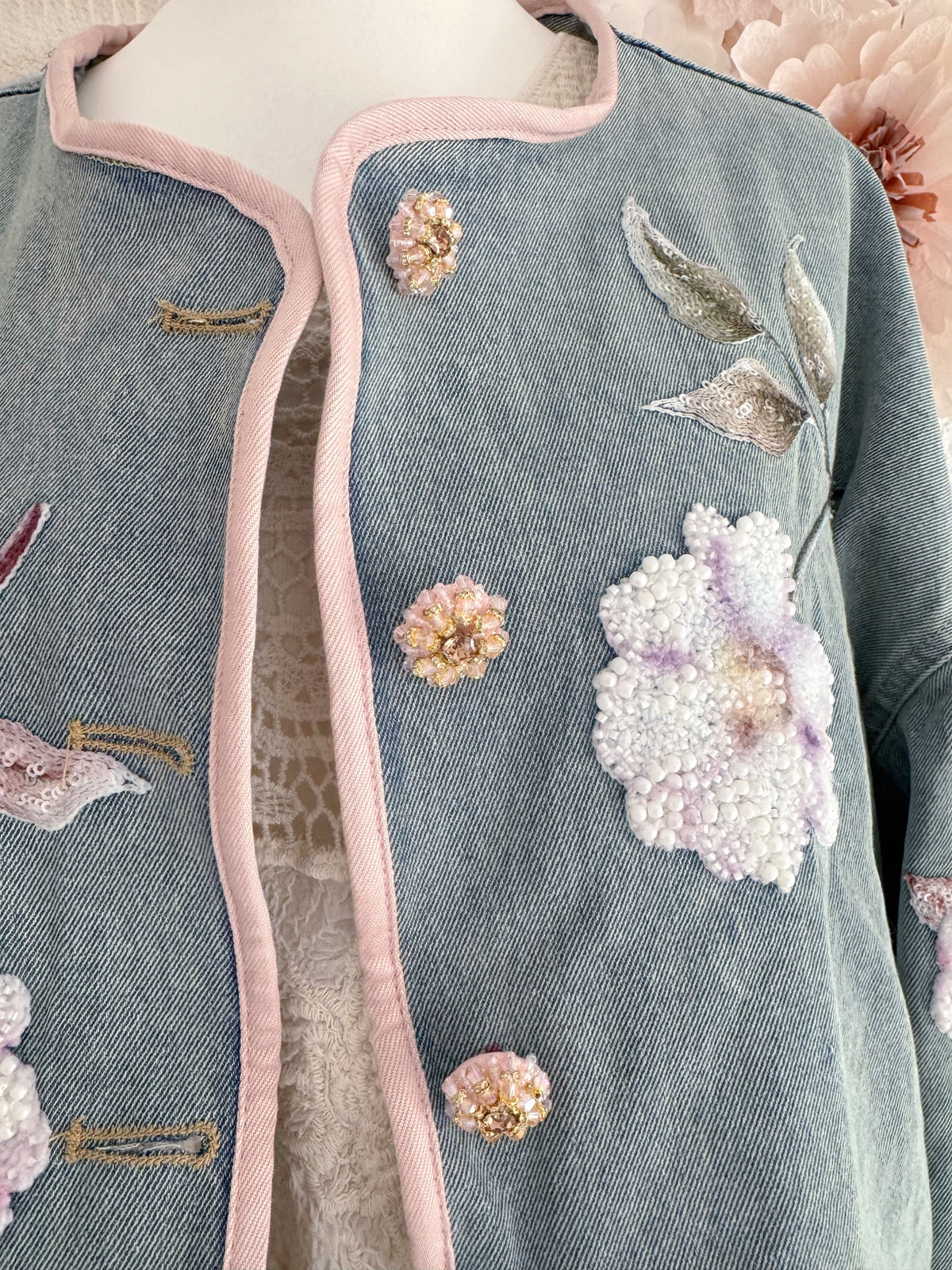 JEANSJACKE MIT WUNDERSCHÖNEN STICKEREIEN UND PERLEN - ONE SIZE -