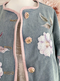 JEANSJACKE MIT WUNDERSCHÖNEN STICKEREIEN UND PERLEN - ONE SIZE -