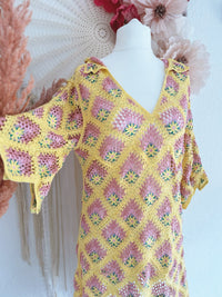 CROCHETOBERTEIL MIT BLÜTENMUSTER IN GELB UND ROSA - ONE SIZE -