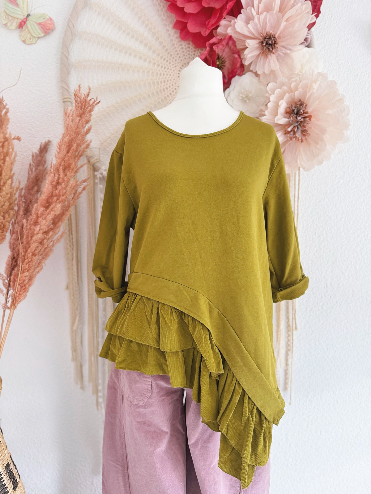 ASYMMETRISCHES LONGSLEEVE MIT VERSPIELTEM VOLANT-DETAIL IN KIWI- ONE SIZE
