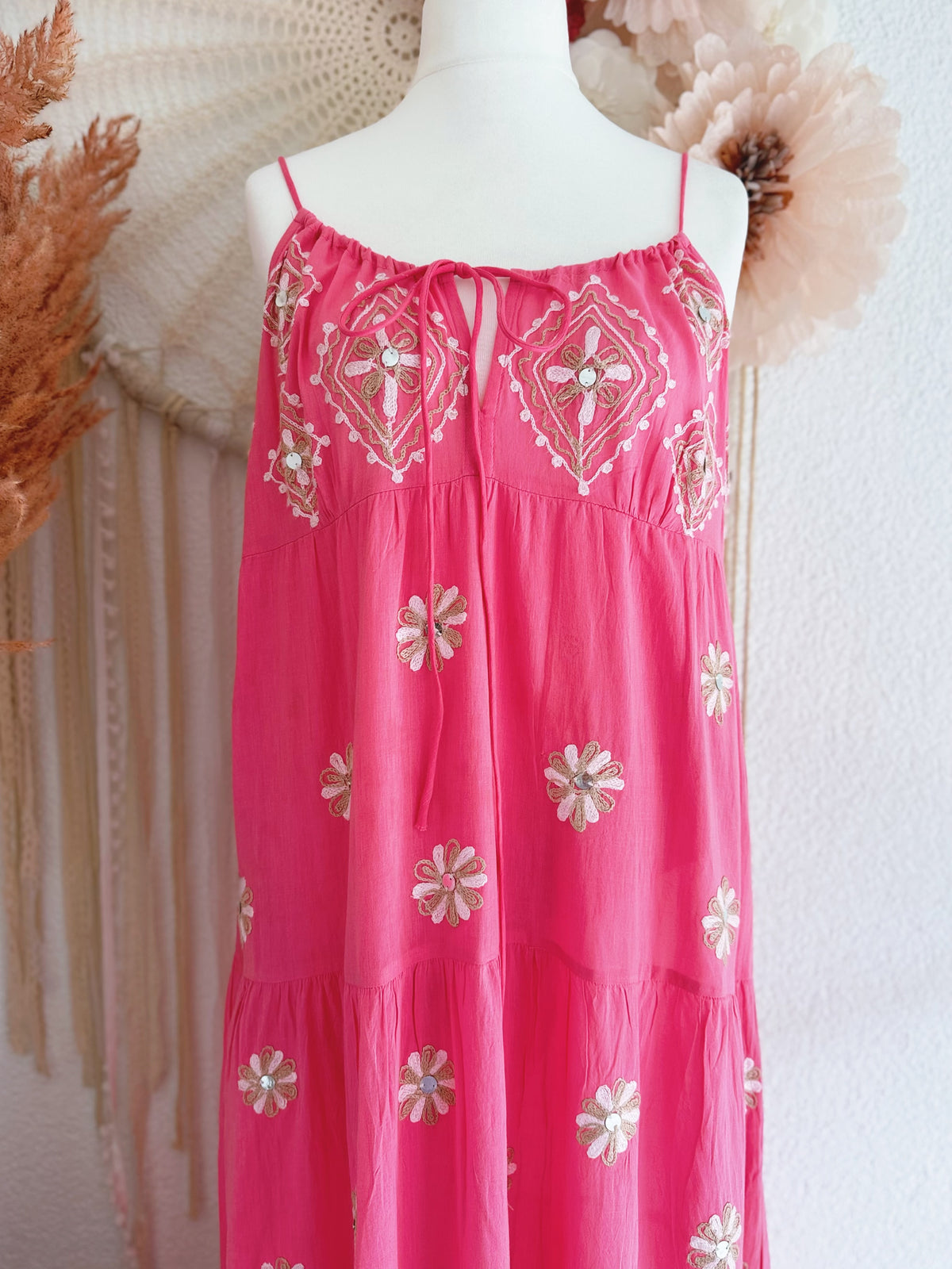 TRÄGERKLEID IN PINK MIT BLUMENSTICKEREIEN - ONE SIZE -