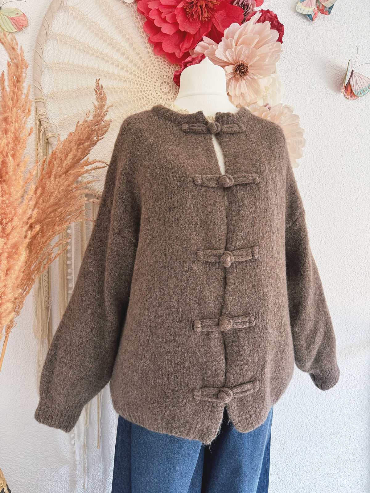 GEMÜTLICHE & KUSCHELIGE STRICKJACKE MIT KNEBELVERSCHLUSS IN BRAUN - ONE SIZE -