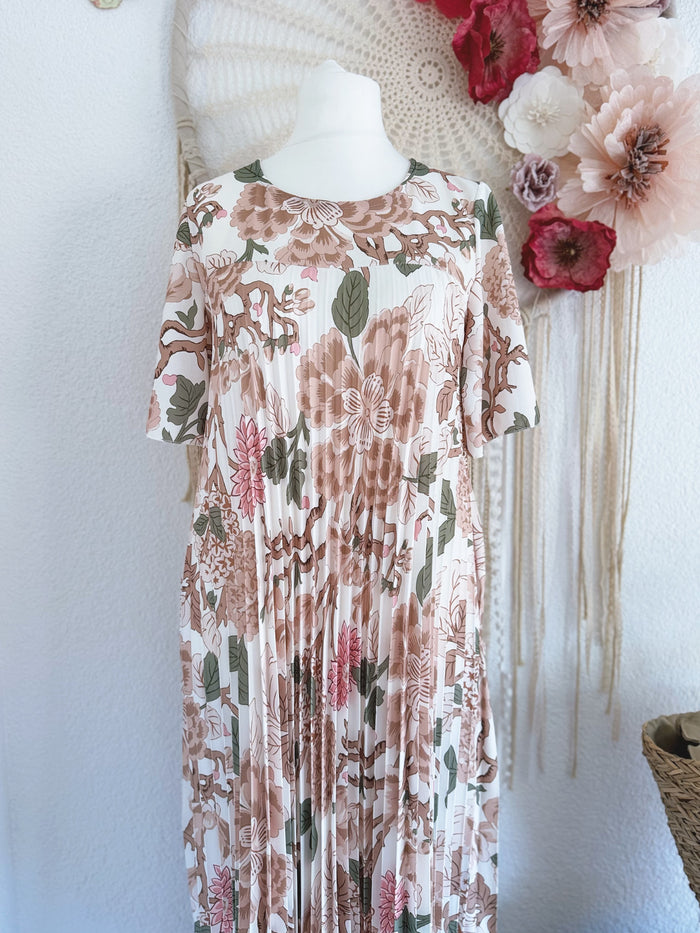 PLISSEEKLEID MIT ÄRMELCHEN UND BLÜTENPRINT IN BEIGE - ONE SIZE -